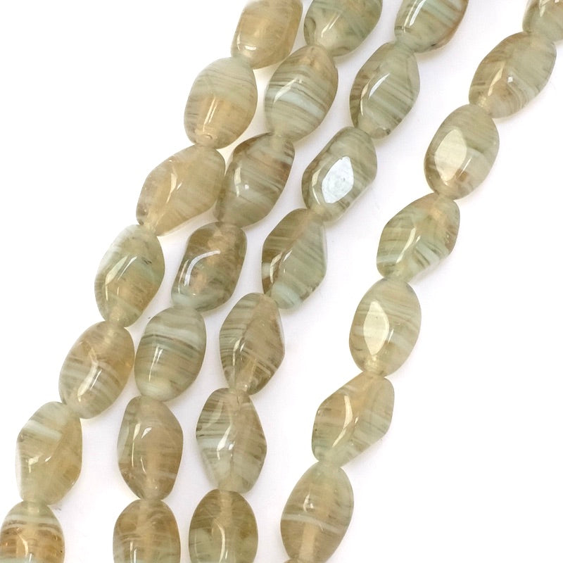 Fil de perles de Bohème ovales twistées 11x7mm taupe transparent