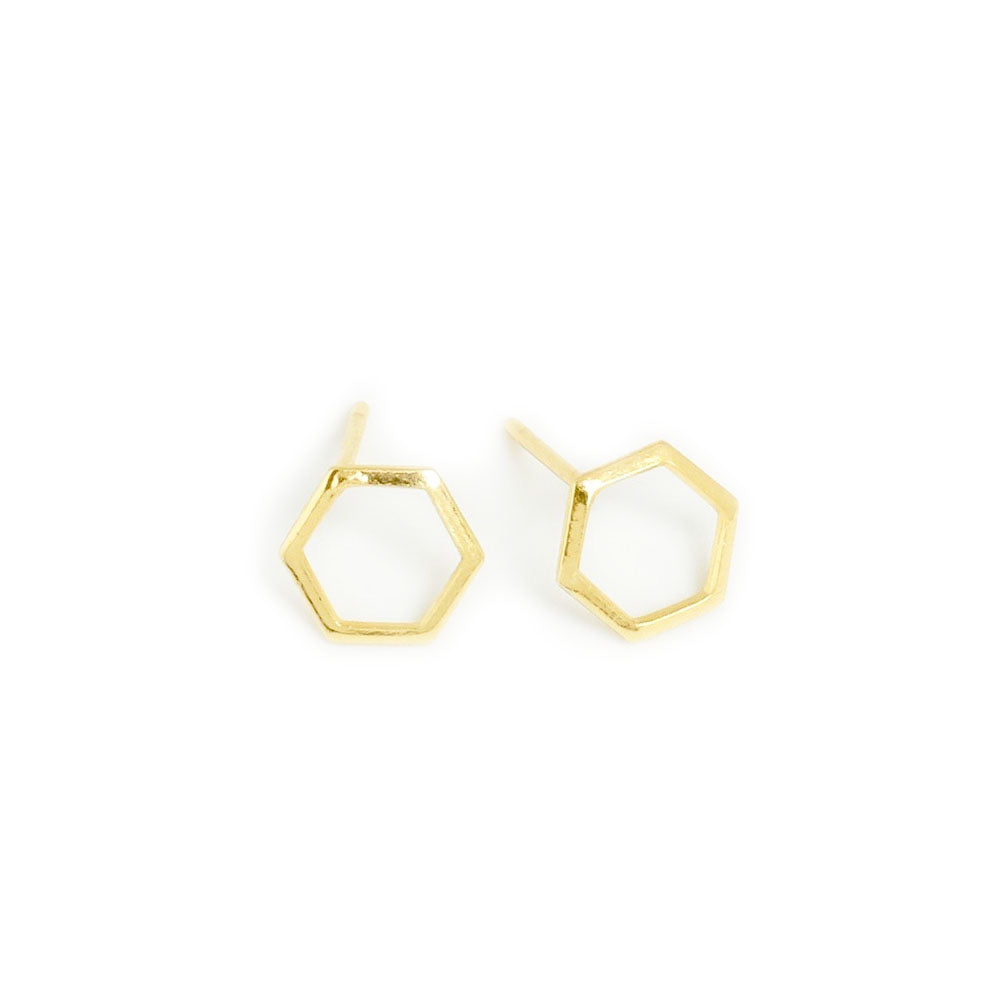 Paire de boucles d'oreilles clous hexagone en laiton doré.