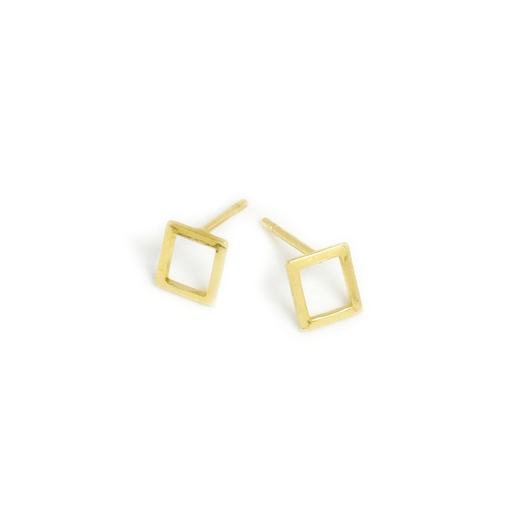 Paire de boucles d'oreilles clous rectangle en laiton doré.