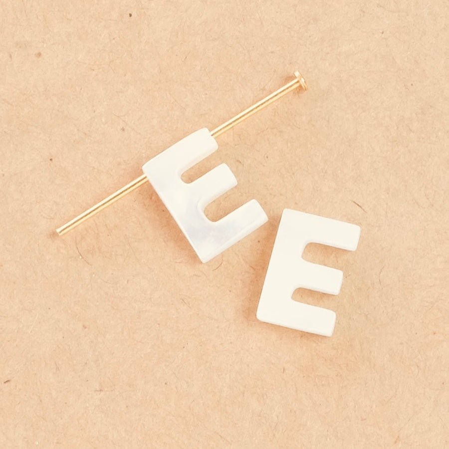 Perle lettre E de nacre naturelle