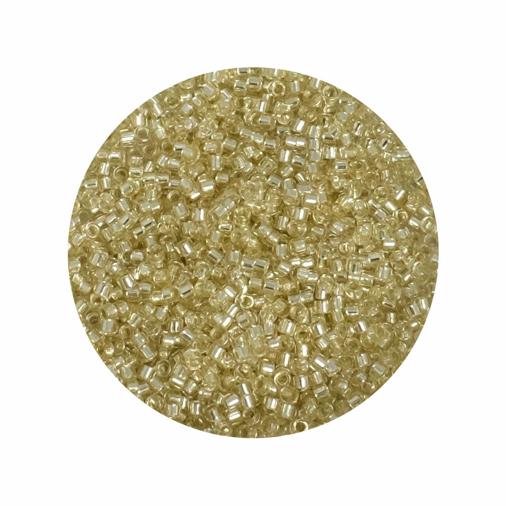 Perles Miyuki Délica 11/0 argentées jaune pâle.