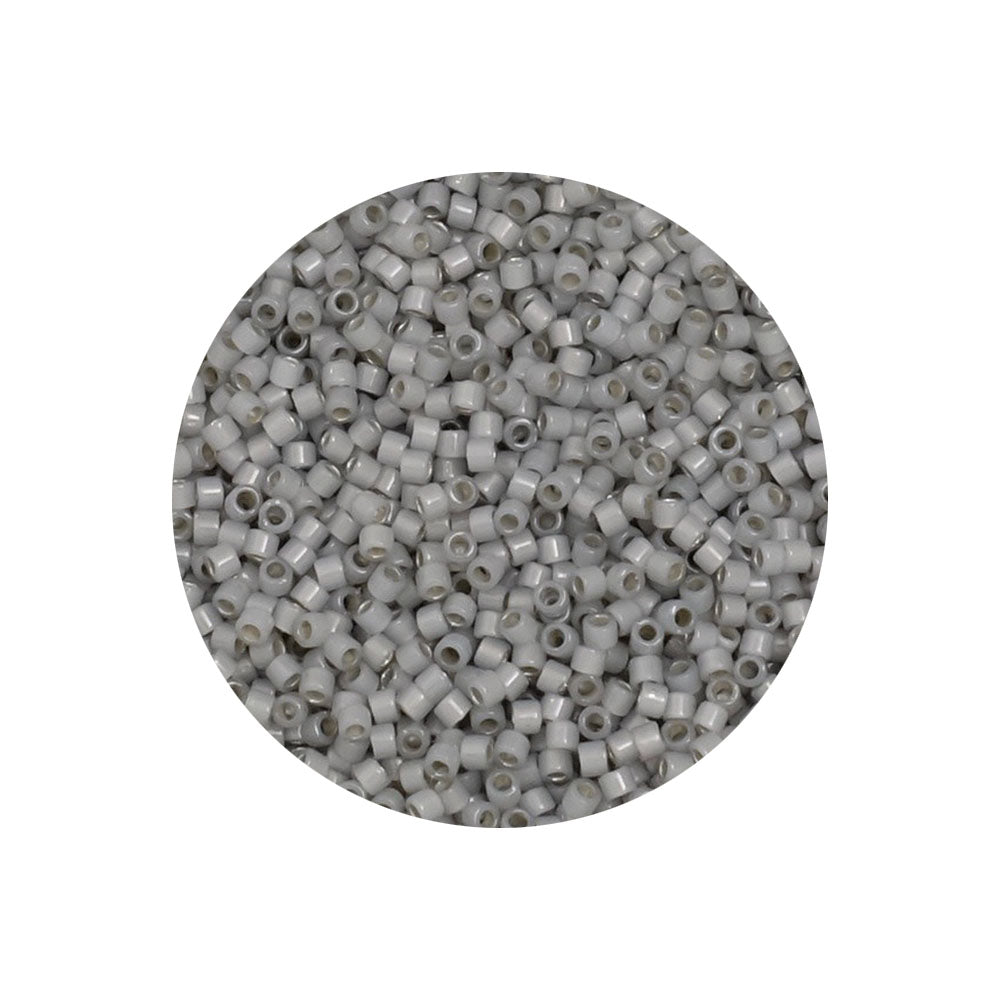 Perles Miyuki Délica 11/0 argentées gris fumé opale.