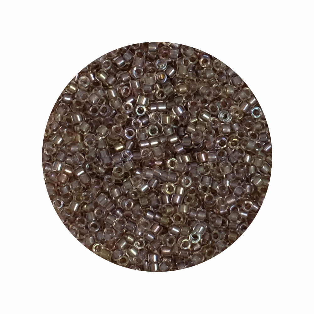 Perles Miyuki Délica 11/0 cylindriques couleur Fancy Lined Sand.