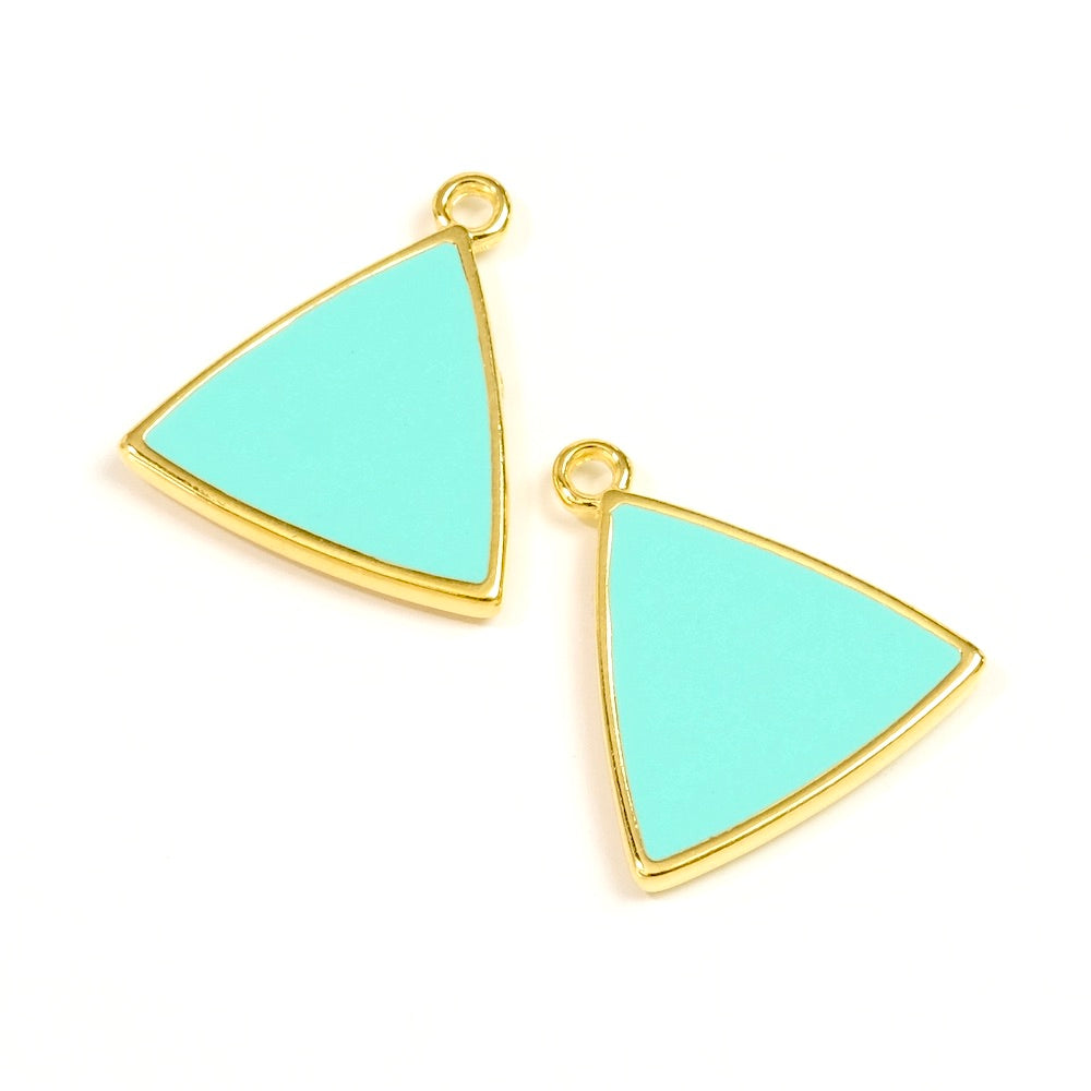 2 pendentifs triangles émaillés turquoise en Zamak doré Or 24K