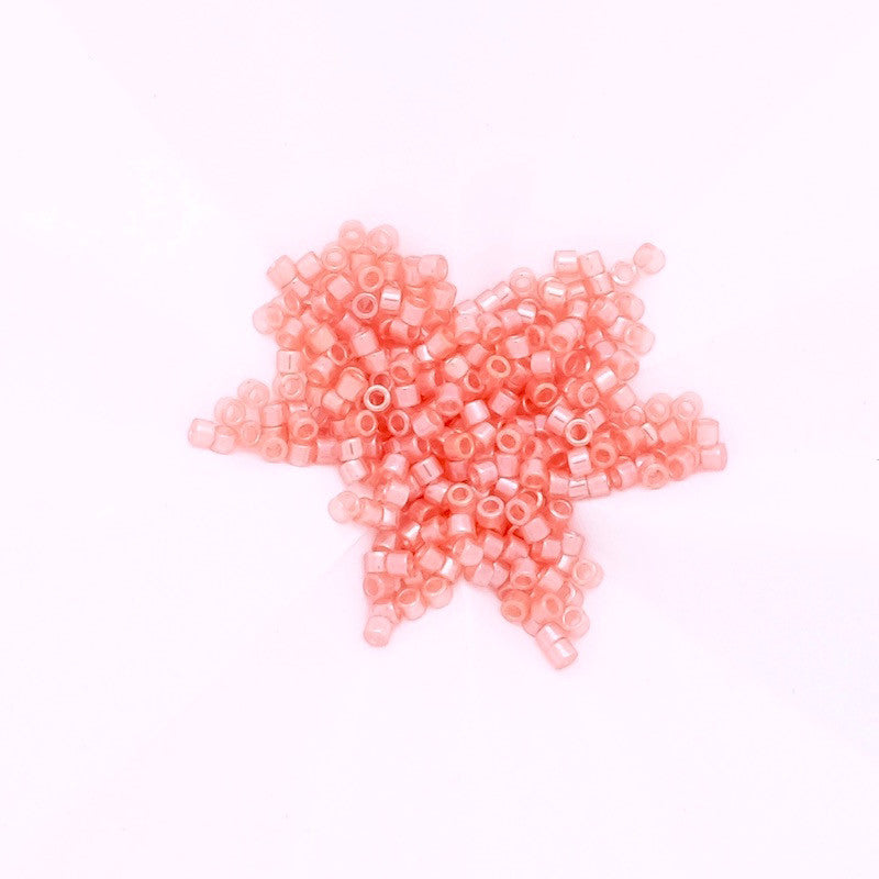 8 grammes de perles Miyuki Délica 11/0 Saumon transparent DB1481