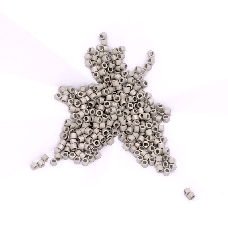 Perles Miyuki Délica 11/0 argentées mates en vrac.