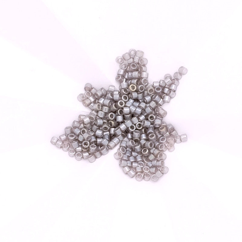 8 grammes de perles Miyuki Délica 11/0 Transparent Taupe N°1486