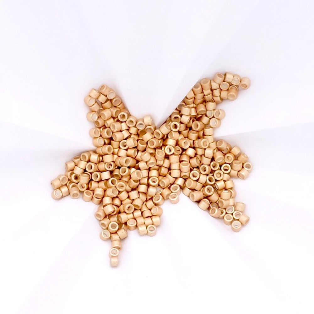 Perles Miyuki Délica 11/0 champagne semi-mat galvanisé en forme de feuille.