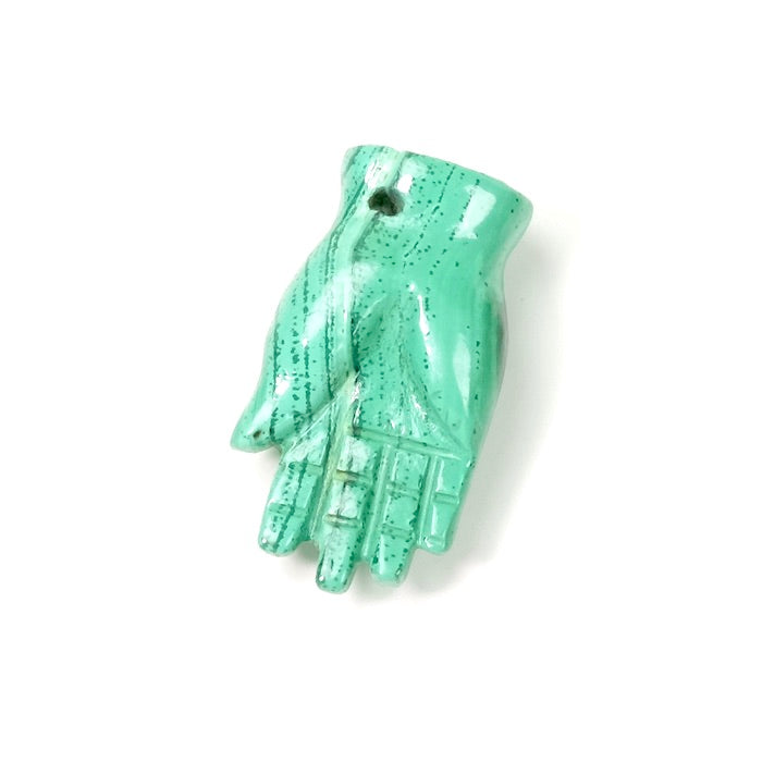 Pendentif main en malachite verte avec un trou pour l'accrocher.
