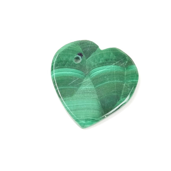 Pendentif en forme de cœur en malachite naturelle verte avec un trou pour le passage d'un fil.