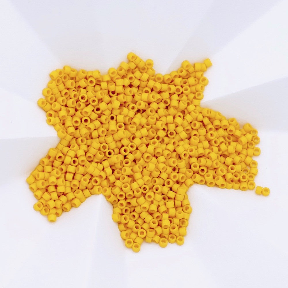 Perles Miyuki Délica 11/0 cylindriques couleur jaune mat.