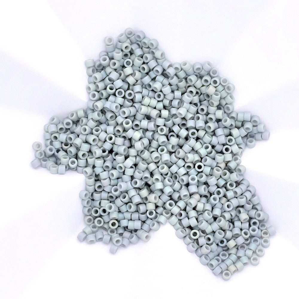 Perles Miyuki Délica 11/0 cylindriques gris clair mates.
