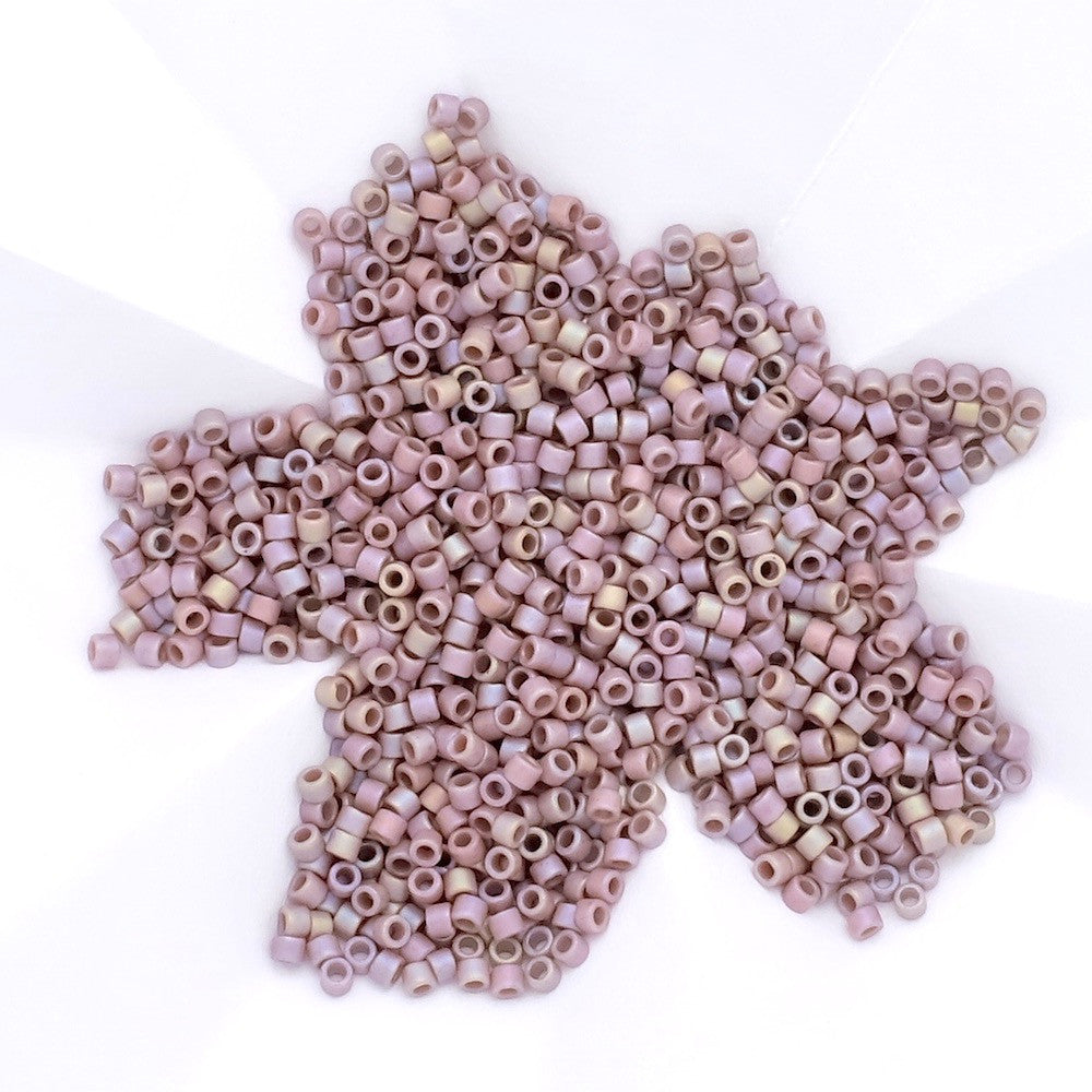 8 grammes de perles Miyuki Délica 11/0 Matte Op Glazed Beige AB DB2321