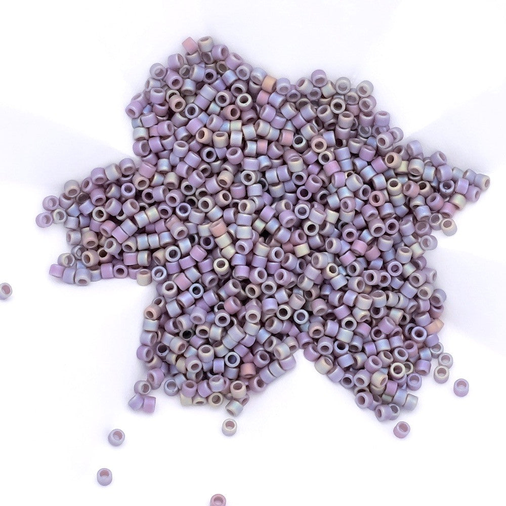 Perles Miyuki Délica 11/0 cylindriques couleur lavande marine AB.