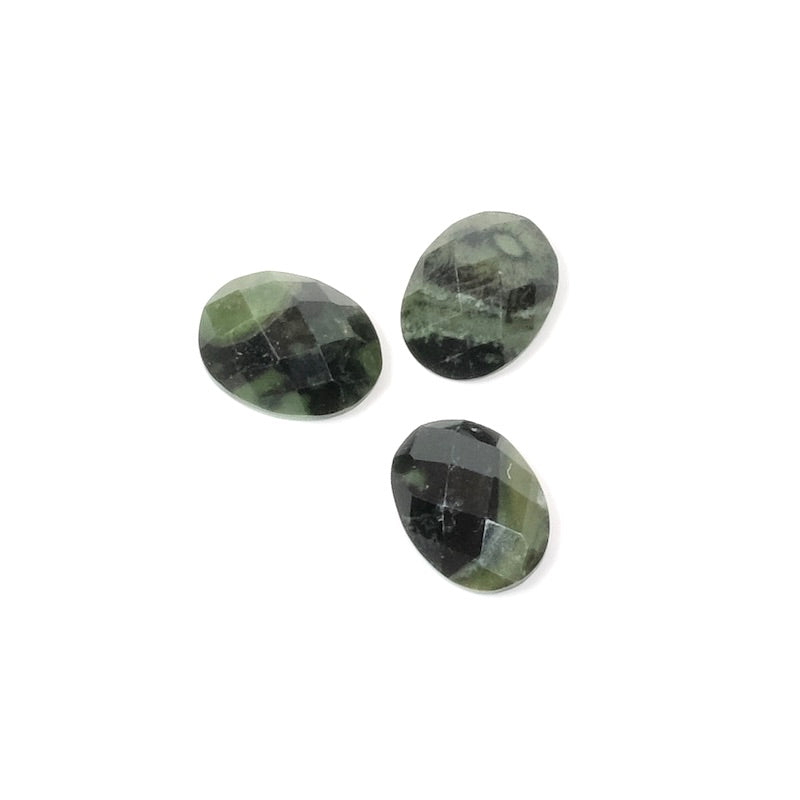 Cabochon pierre naturelle Ovale facetté 6 x 8mm Jaspe vert