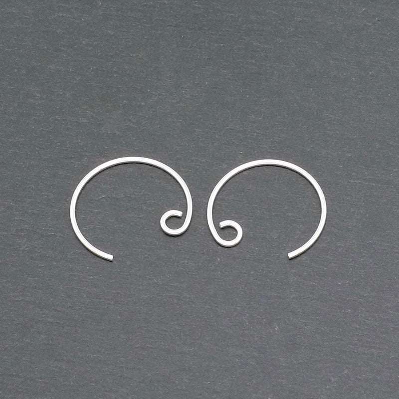 Une paire de boucles d'oreilles rondes en Argent 925 avec un design en spirale.