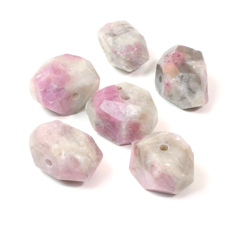 Perle naturelle ovale facettée de Tourmaline grise et rose