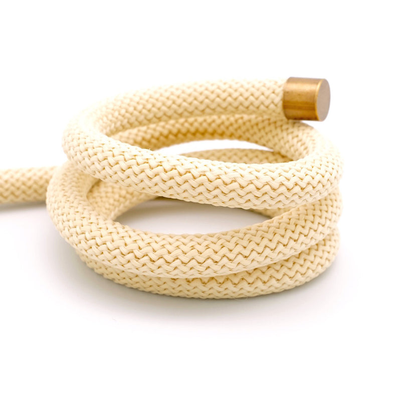 Corde tressée beige de 10mm de diamètre avec un embout métallique.