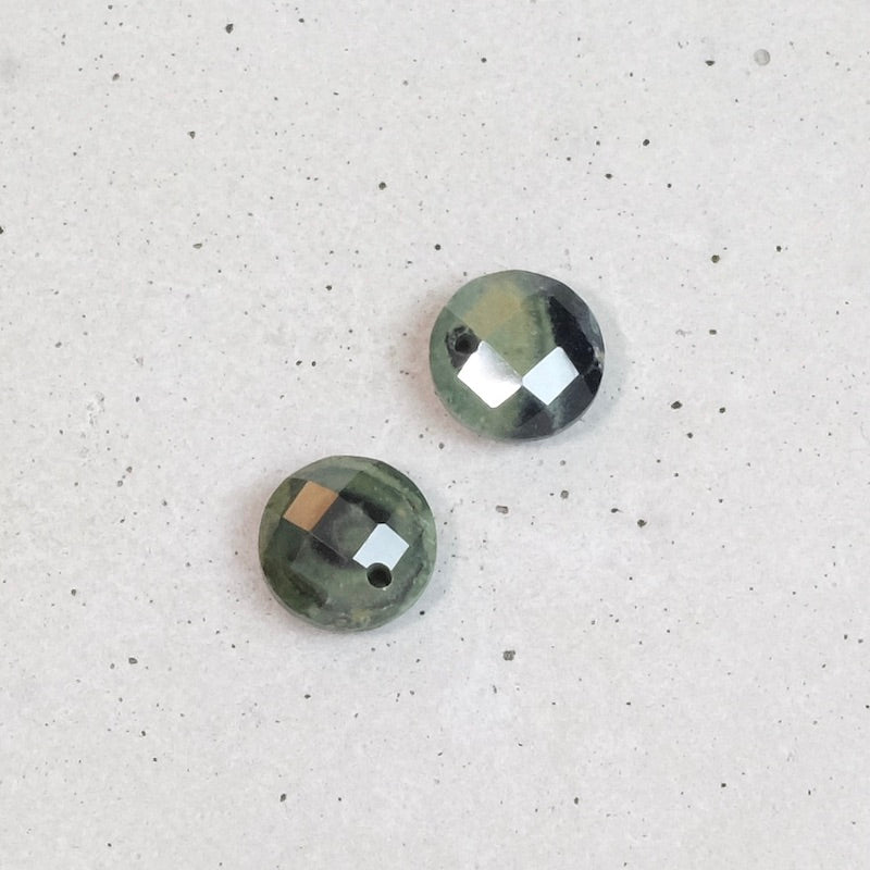 Pendentif rond facetté 8mm en  pierre naturelle Jaspe vert