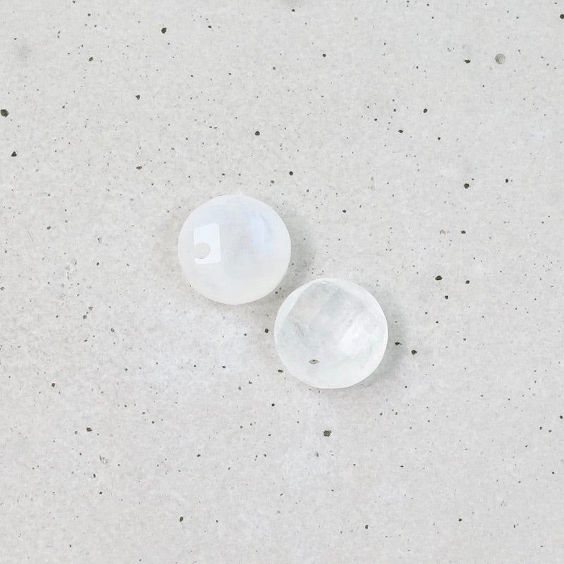 Pendentif rond facetté 8mm en  pierre naturelle Pierre de lune