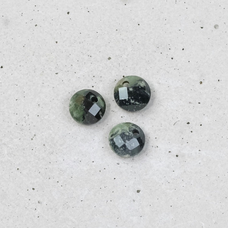 Pendentif rond facetté 6mm en pierre naturelle Jaspe vert