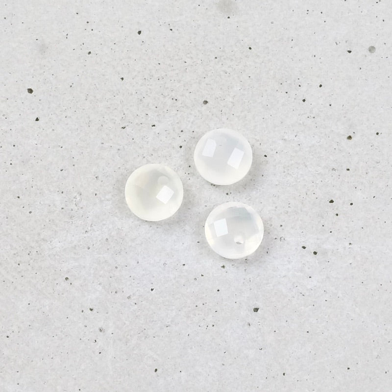 Pendentif rond facetté 6mm en pierre naturelle Onyx blanche