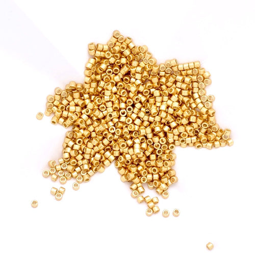 Perles Miyuki Délica 11/0 dorées galvanisées en forme de cylindre.