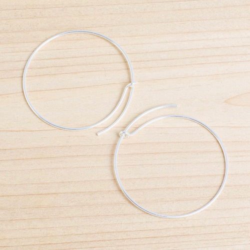 Deux boucles d'oreilles créoles rondes en laiton argenté de 30mm.