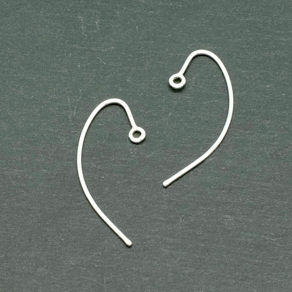 Deux crochets de boucles d'oreilles en argent massif 925 avec anneaux ouverts.