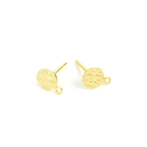 Deux clous d'oreilles ronds texturés en laiton doré à l'or fin 24K avec une boucle.