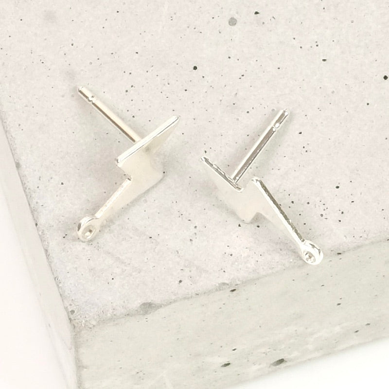 Testa Con Icona A Forma Di Fulmine E Di Linea Sottile Di Nuvole Concetto Brainstorming Idea Creativa Su Sfondo Bianco Nuvola Pensiero Image198586437 Testa Con Icona A Forma Di Fulmine E Di Linea Sottile Di Nuvole Concetto Brainstorming Idea Creativa Su Sfondo Bianco Nuvola Pensiero Image198586437
