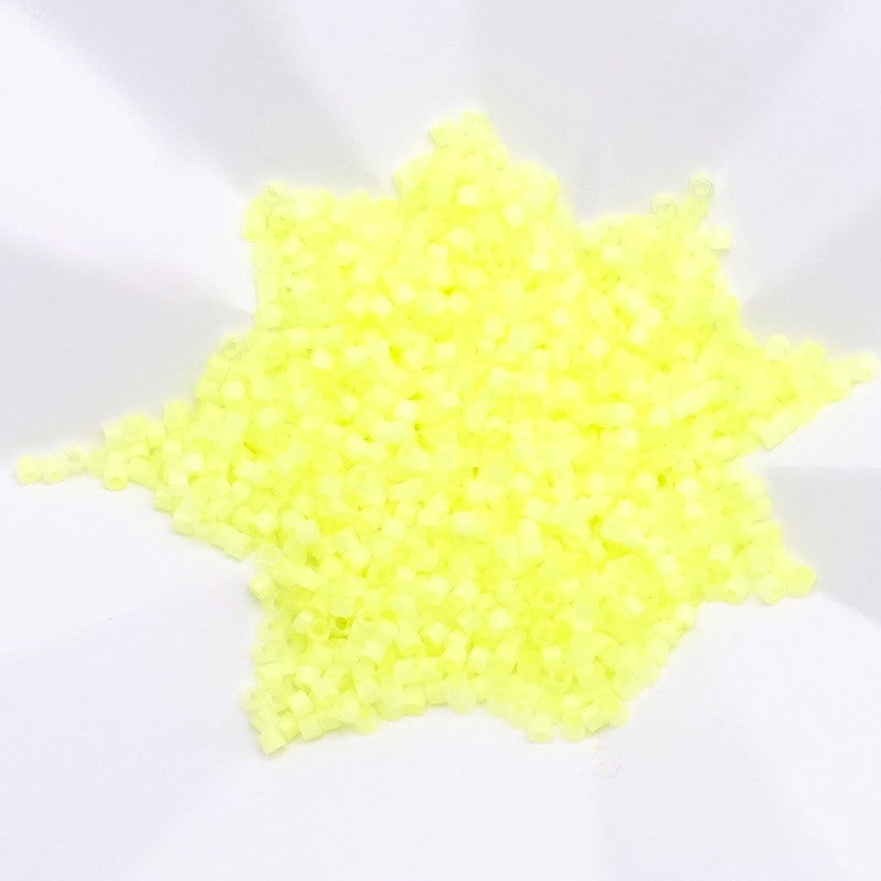 8 grammes de perles Miyuki Délica 11/0 Silk inside dyed Lime Aid N°1857 