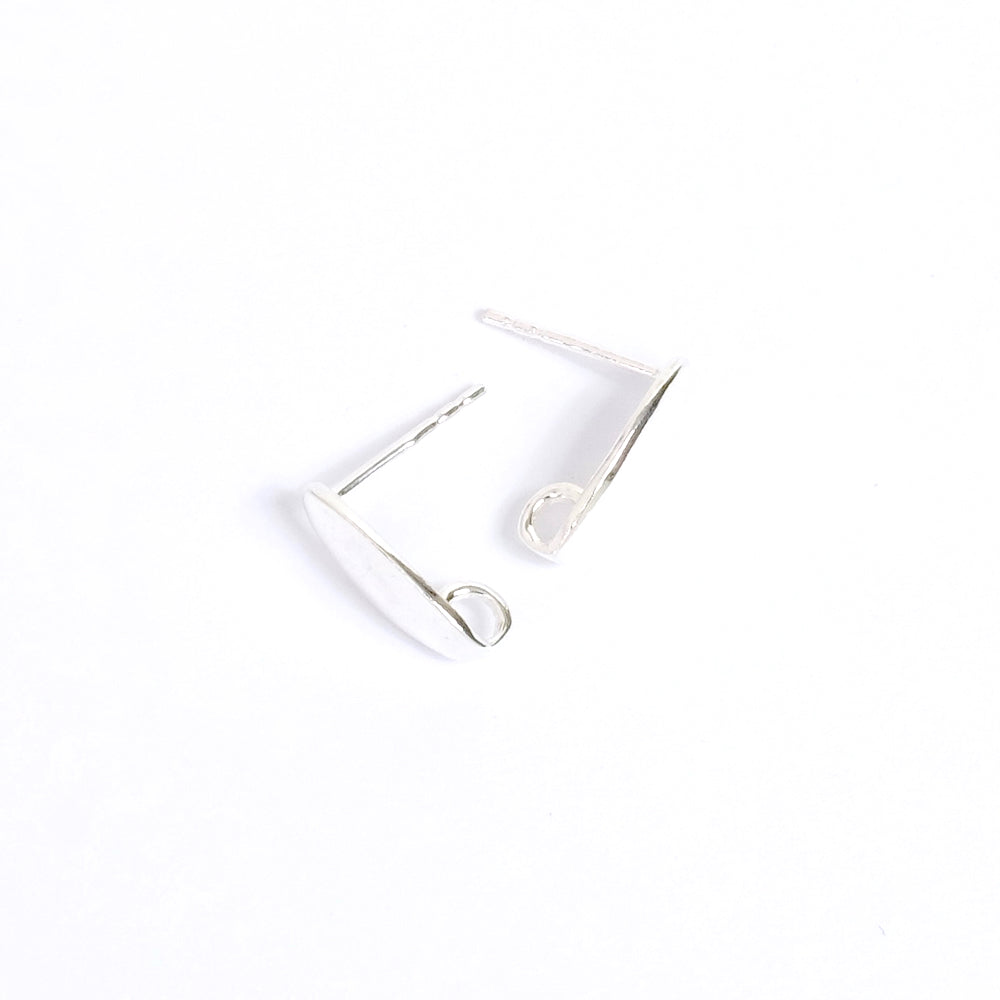 Deux clous d'oreilles ovales en argent massif 925 avec anneau.