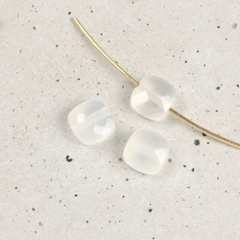Perle naturelle carrée 6mm taille coussin en Onyx blanche
