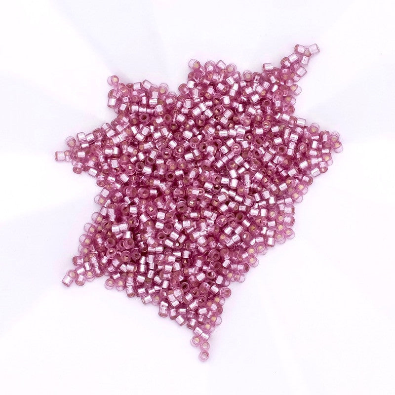 8 grammes de perles Miyuki Délica 11/0 Duracoat S/L Dyed Lt Orchid N°2156
