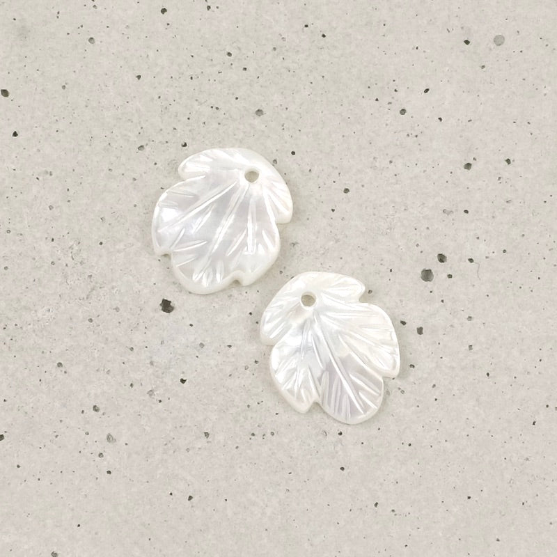 2 Pendentifs feuille de nacre blanche