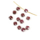 Perles naturelles carrées 4mm en grenat taille coussin sur fil doré.