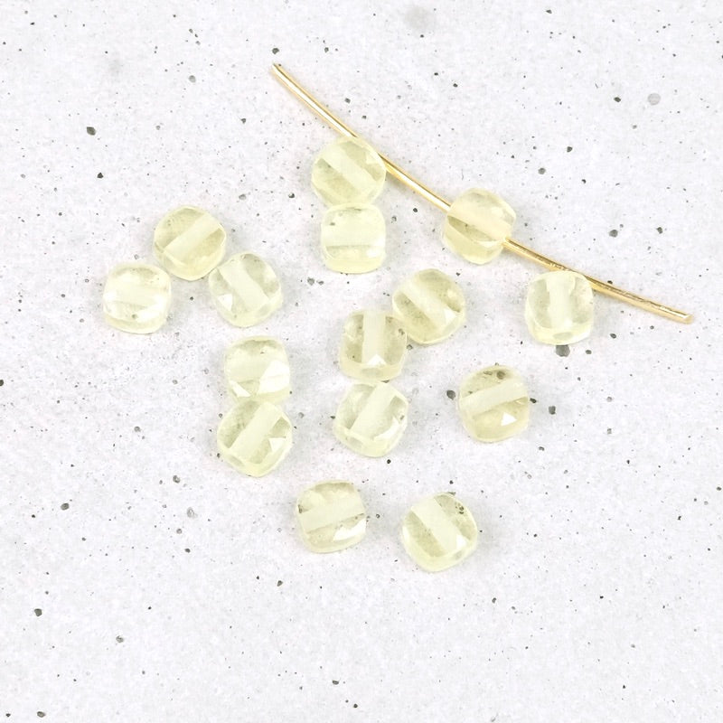 Perle naturelle carrée 4mm taille coussin en Lemon green gold