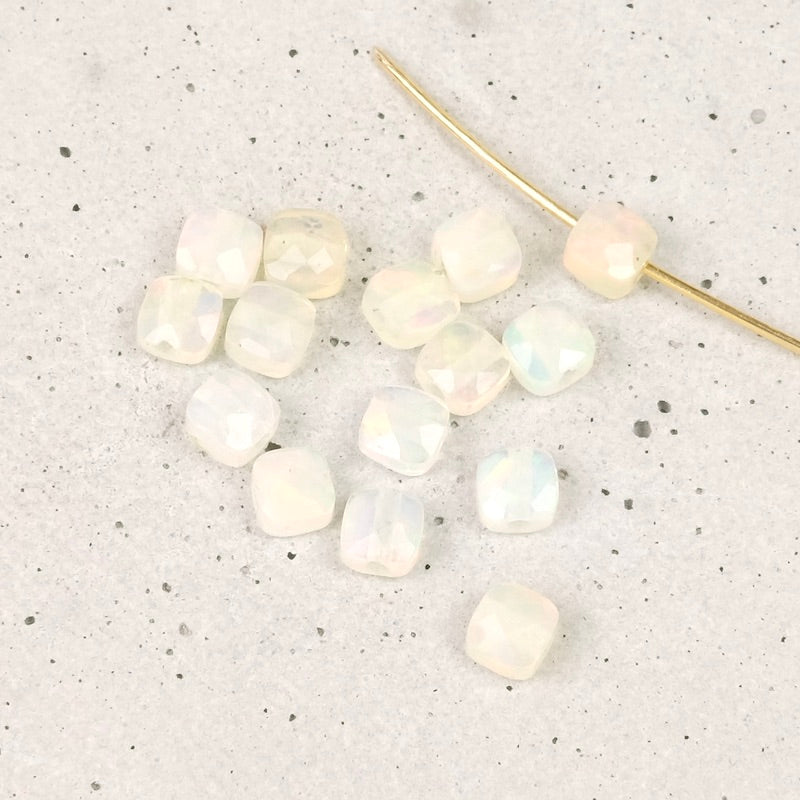 Perle naturelle carrée 4mm taille coussin en Opale Ethiopienne