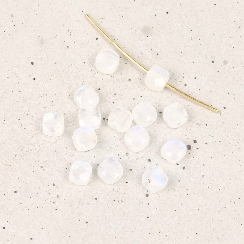 Perle naturelle carrée 4mm taille coussin en Pierre de Lune