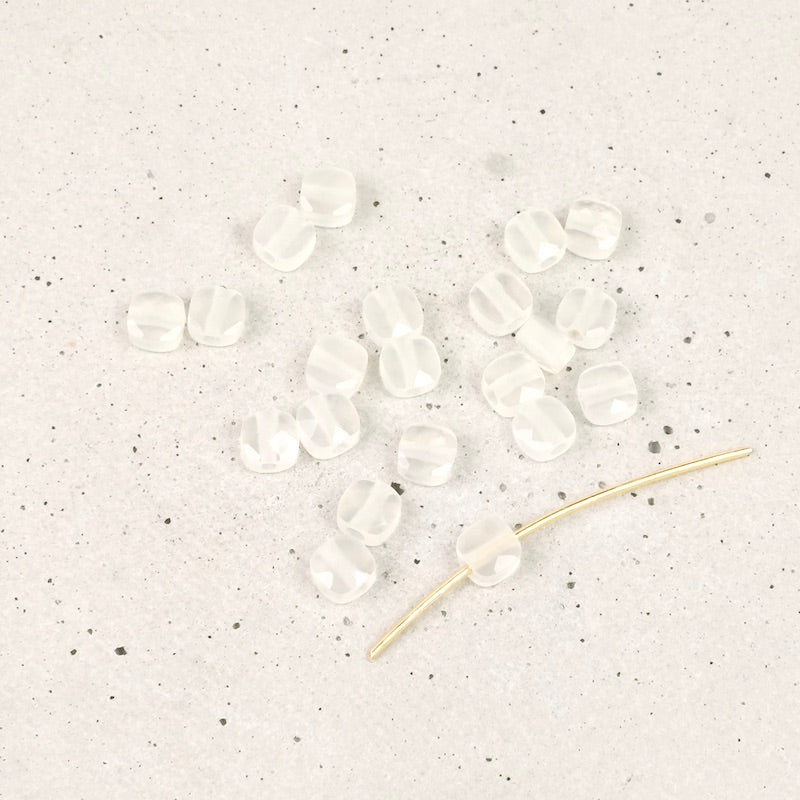 Perle naturelle carrée 4mm taille coussin en Onyx blanche