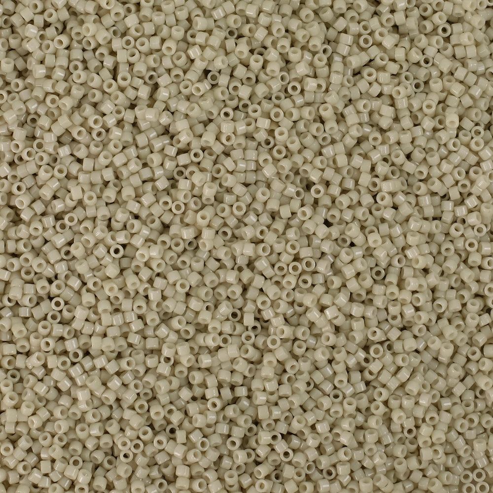 8 grammes de perles Miyuki Délica 11/0 Duracoat Opaque Dyed Flax DB2362