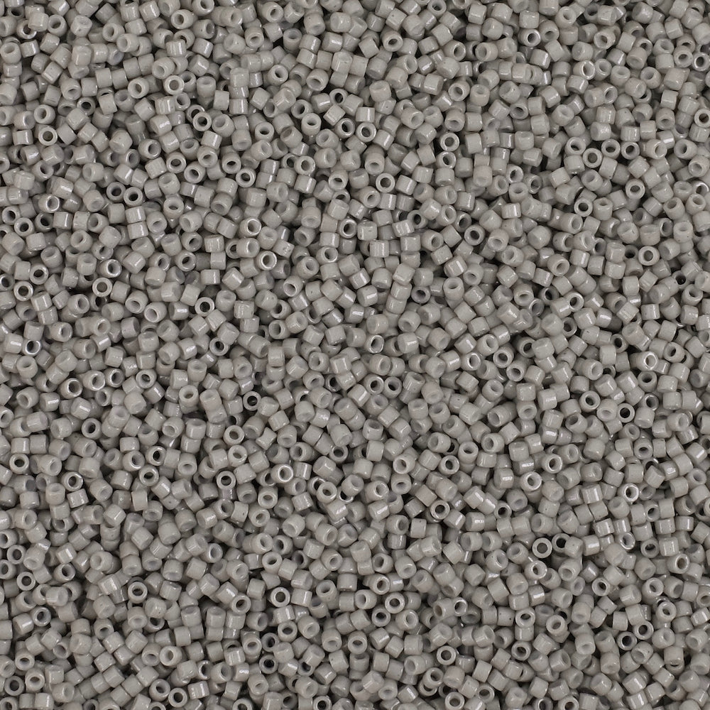 8 grammes de perles Miyuki Délica 11/0 Duracoat Opaque Dyed Seal Gray DB2367