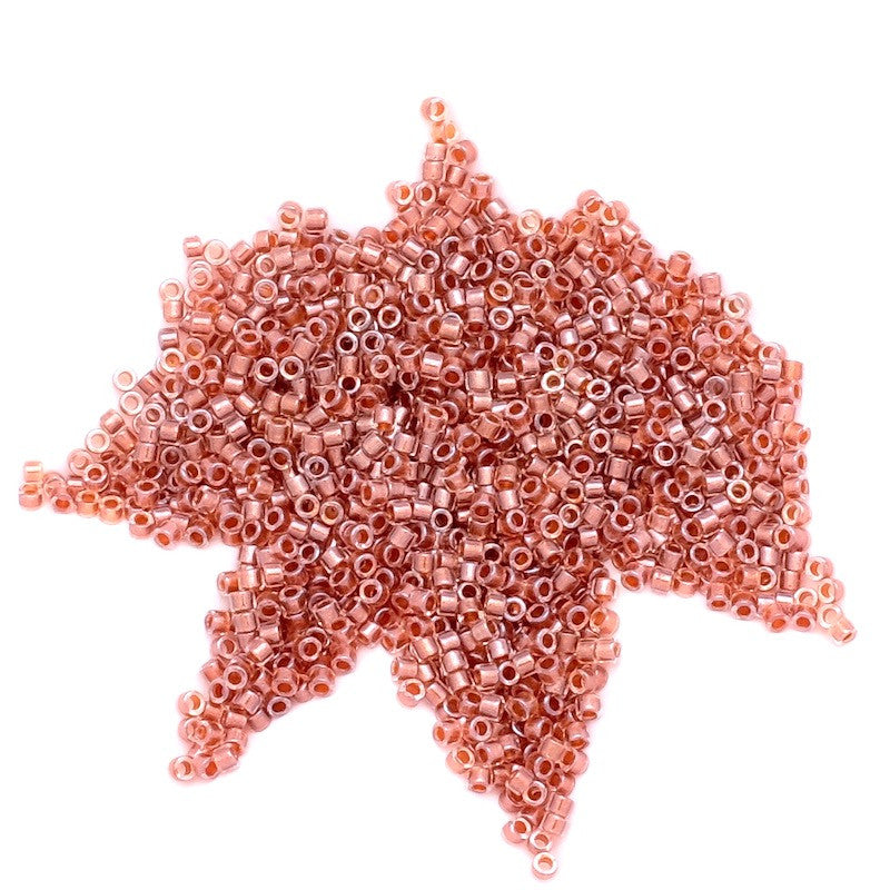 8 grammes de perles Miyuki Délica 11/0 Sparkling DK Amber Lined Crystal N°0915 