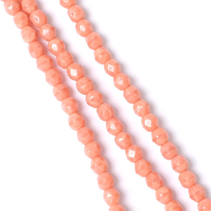 Fil de perles de Bohème rondes facettées rose opaque 4mm