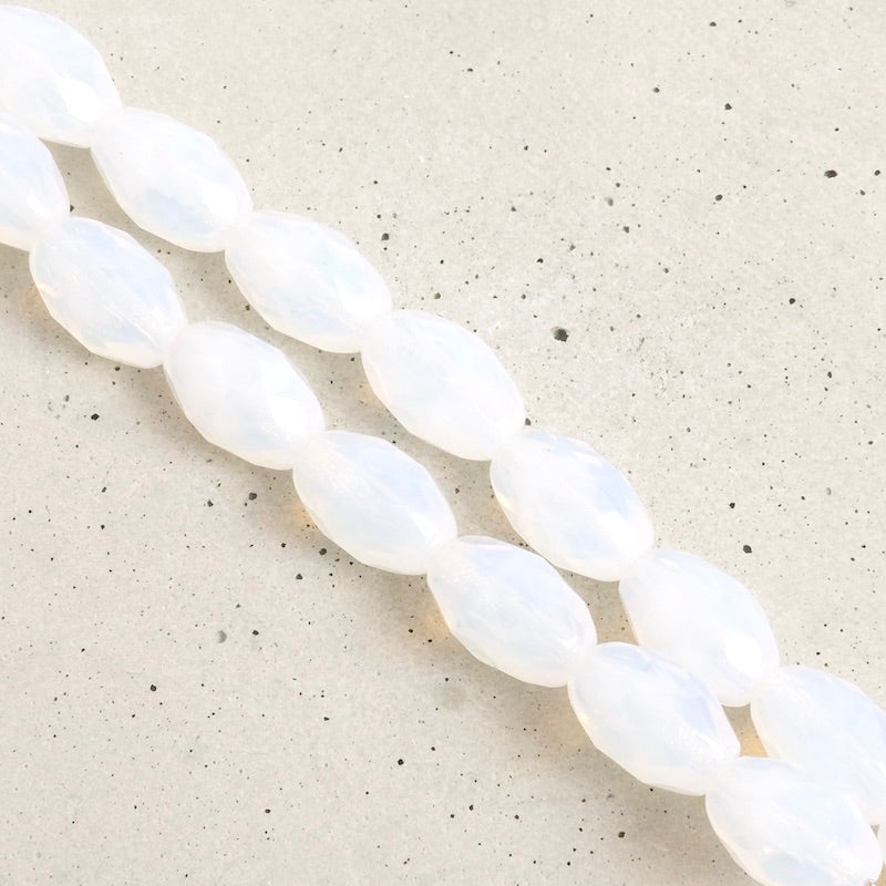 Fil de perles de Bohème Olives facettées 12x8mm Opaline