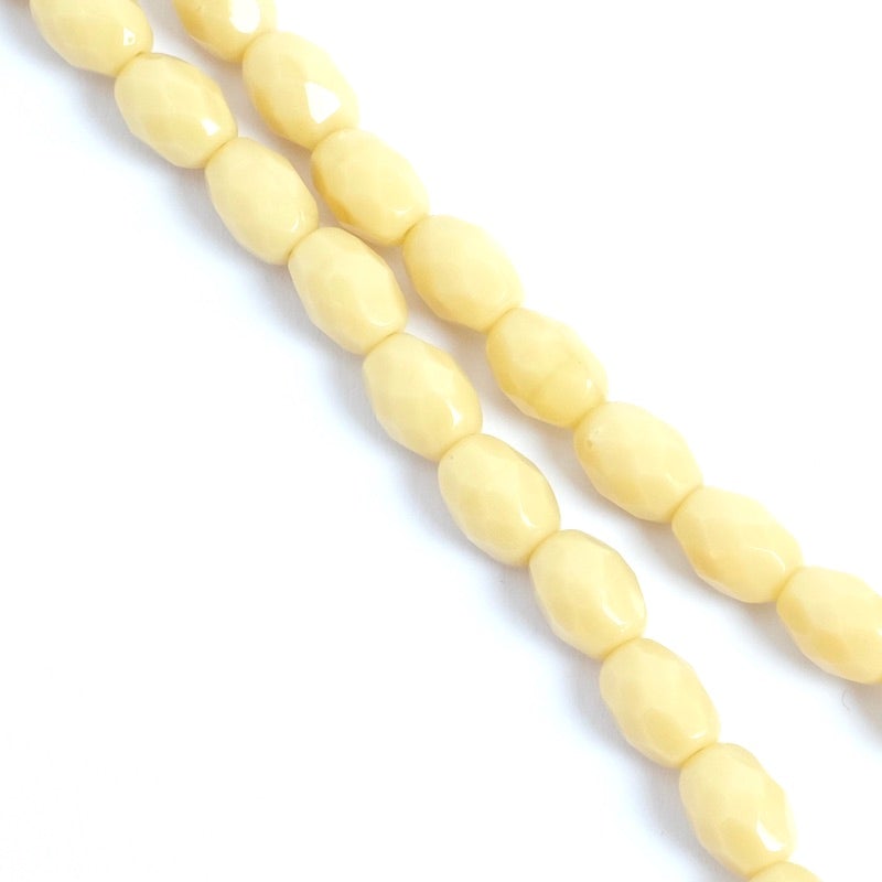 Fil de perles de Bohème Olives facettées 8x6mm crème opaque
