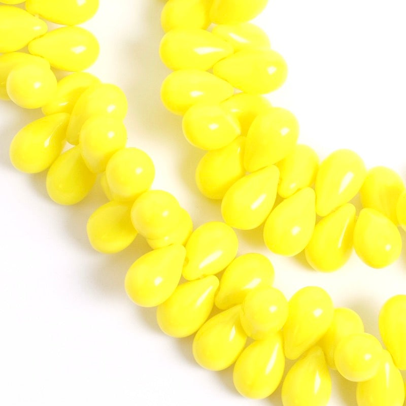 Fil de perles de Bohème gouttes 6x9mm jaune opaque