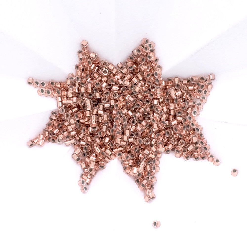 8 grammes de perles Miyuki Délica 11/0 intérieur cuivre N°37