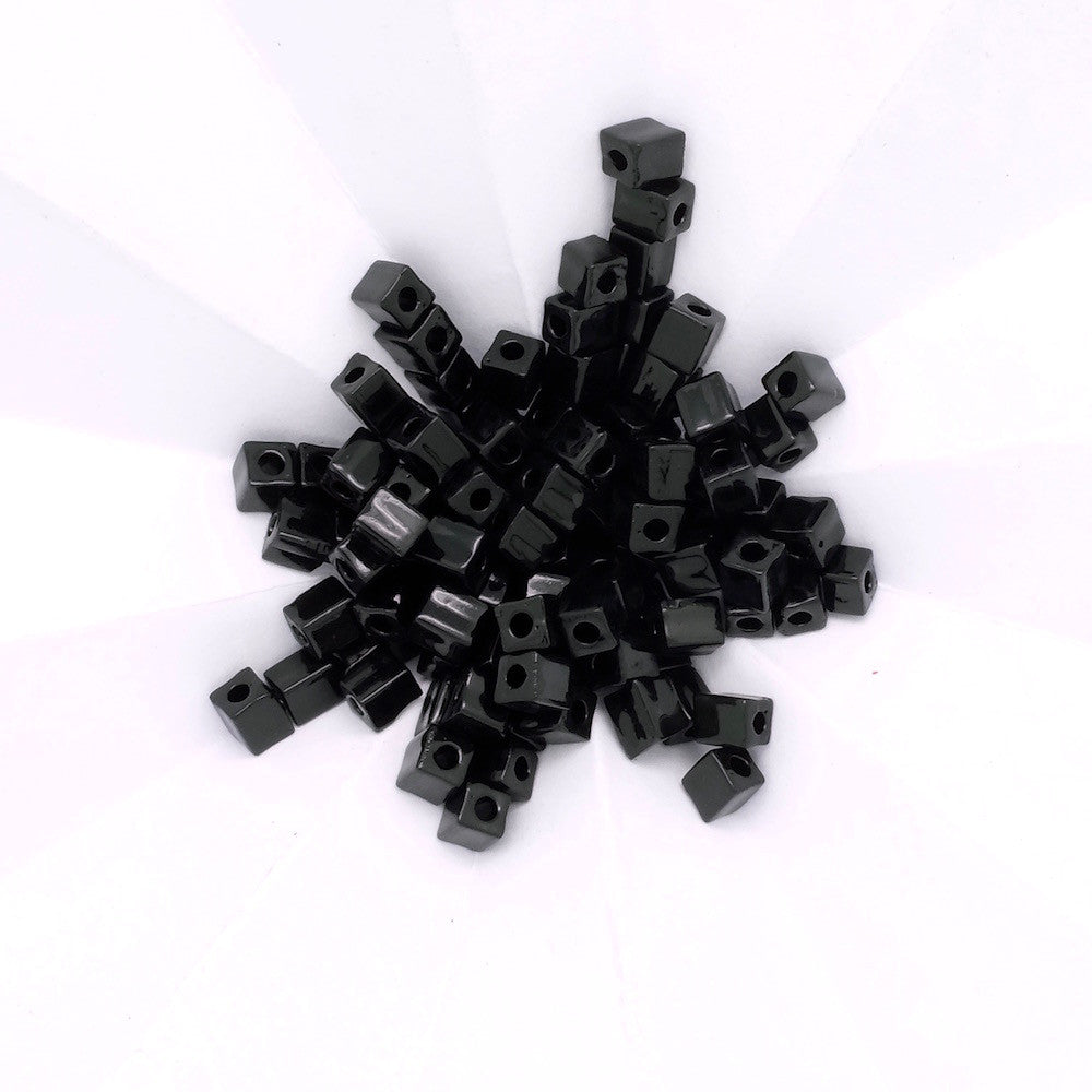 8 grammes de perles Miyuki Cubes 4mm Noir N°401 